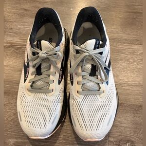 Brooks Adrenaline GTS 22 Size 10 Medium B EU 42